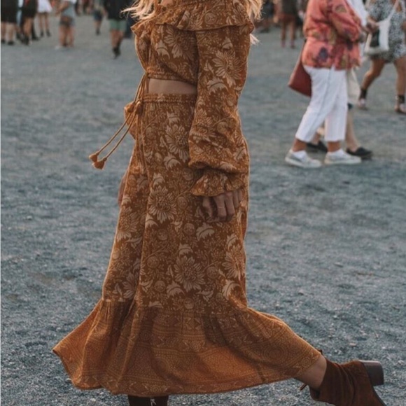 Spell and the Gypsy Lioness Peasant Blouse in
Caramel - Picture 9 of 13